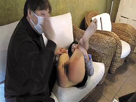 私達のお○んこを叩いて下さい。第二章　お仕置き願望編　全員素人！OL、女子大生がお尻ペンペンされたくて集まる秘密クラブ　サンプル画像18